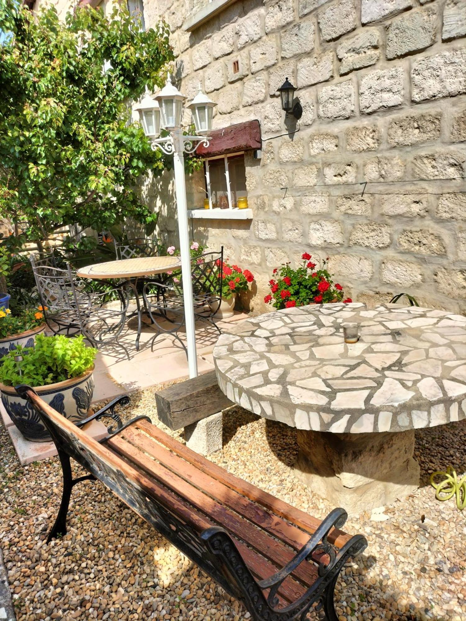 Charmant Appart Avec Jardin Aigues-Mortes Zewnętrze zdjęcie